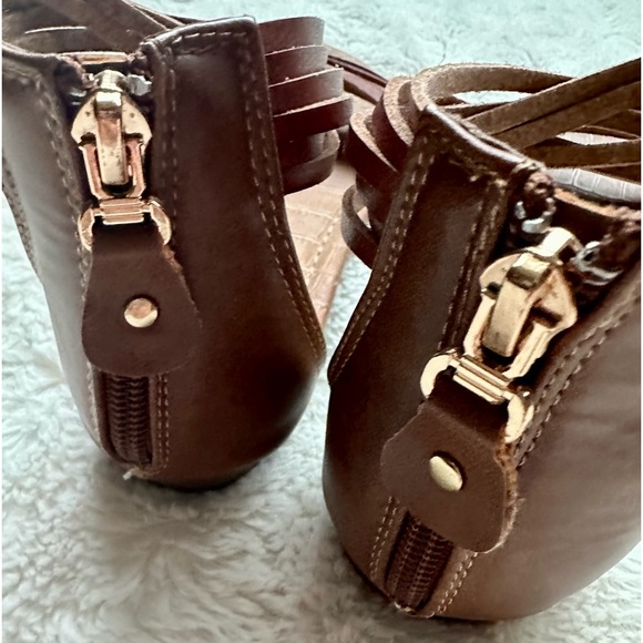 Woman’s Sandals - Picture 2 of 3